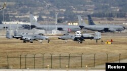 İncirlik Üssü'ndeki ABD ordusuna ait A-10 Thunderbolt II savaş uçakları.