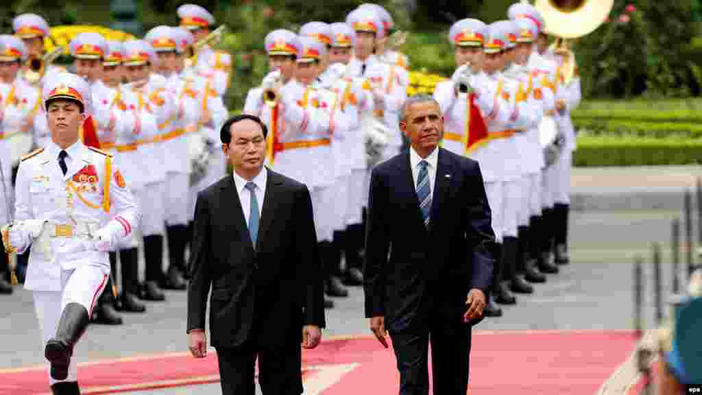 Tổng thống Obama cùng Chủ tịch nước Trần Đại Quang duyệt đội quân danh dự tại Phủ Chủ tịch.