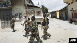 Binh sĩ chính phủ Somalia tuần tra khu chợ Bakara, một trong những chợ chính ở thủ đô Mogadishu, ngày 8/8/2011