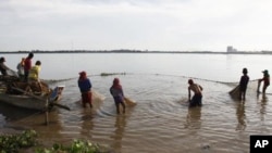 Ngư dân Kampuchea giăng lưới trên sông Mekong