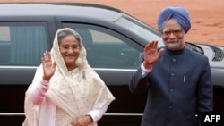 Thủ tướng Bangladesh Sheikh Hasina (trái) vàThủ tướng Ấn Ðộ Manmohan Singh