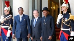 Từ trái: Tổng thống Chad Idriss Debi, Tổng thống Pháp Francois Hollande, và Tổng thống Nigeria Goodluck Jonathan tại Điện Elysee, Paris, 17/5/2014.