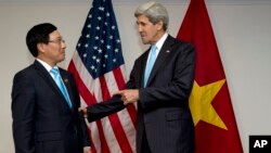 Hôm 10 tháng 10, Ngoại trưởng Mỹ John Kerry đã ký một hiệp định hợp tác dân sự với Bộ trưởng Ngoại giao Việt Nam Phạm Bình Minh bên lề hội nghị thượng đỉnh của các nhà lãnh đạo Á châu Thái bình dương tại Brunei.