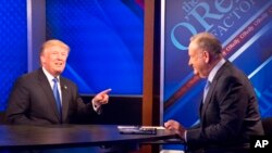 Ông Donald Trump trong một cuộc phỏng vấn với người dẫn chương trình Bill O'Reilly, đài Fox, khi còn là ứng viên tổng thống của đảng Cộng hòa, 6/11/2015. 