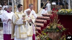 Đức Giáo hoàng Benedict XVI chuẩn bị cử hành Thánh lễ tại Nhà Thờ Thánh Phêrô ở Vatican, ngày 1/1/2013.