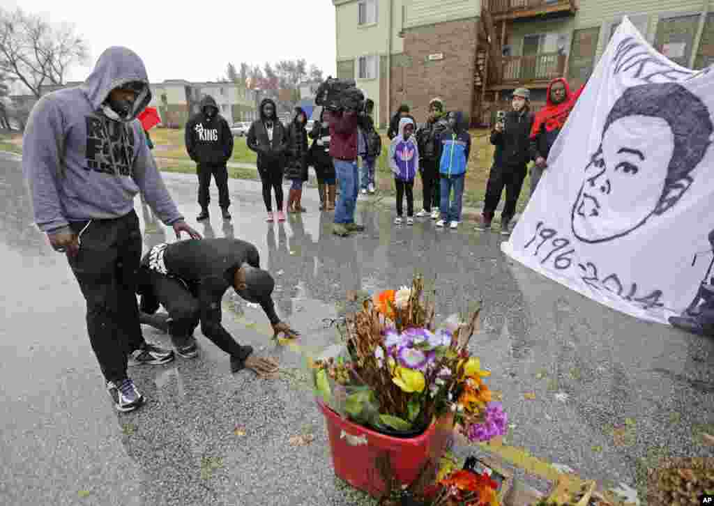 Hiện trường nơi thiếu niên da đen Michael Brown bị bắn chết giờ thành nơi tưởng niệm tại&nbsp;Ferguson, Missouri.