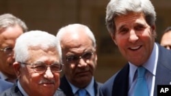 Bộ trưởng Ngoại giao Mỹ John Kerry và Tổng thống Palestine Mahmoud Abbas trong cuộc họp báo tại Ramallah, ngày 30/6/2013.