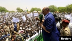 Tổng thống Sudan Omar Hassan al-Bashir phát biểu tại cuộc mít tinh ở Đông Darfur, ngày 5/4/2016.