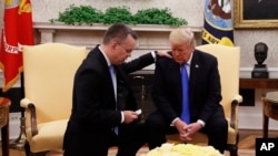 TT Trump cầu nguyện với mục sư Andrew Brunson tại Phòng Bầu Dục vào ngày 13/10/2018. Mục sư Brunson về lại Hoa Kỳ sau gần 2 năm bị giam cầm ở TNK. (AP Photo/Jacquelyn Martin)