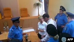 Bà Tymoshenko bị bắt tại tòa án sau khi bà liên tục chế nhạo thẩm phán và các nhân chứng tại phiên xử bà về tội lạm dụng quyền lực.