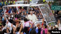 Đám đông chào đón Đức Giáo Hoàng tại Quito, Ecuador, ngày 5/7/2015.