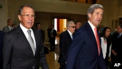 Amerika Dışişleri Bakanı John Kerry (solda) Rus meslektaşı Sergei Lavrov (sağda)