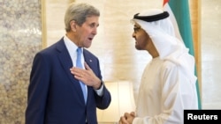 Ngoại trưởng John Kerry gặp Đông cung Thái tử Sheikh Mohammed Bin Zayed của Tiểu vương quốc Ả Rập Thống nhất ngày 23/11/2015.