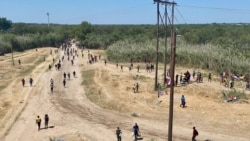 Moun sa yo pran wout kap mennen yo sou frontye Meksik pataje ak eta Texas, Ozetazuni. (Foto: Cesar Contreras)