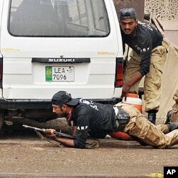 دہشت گردوں سے نمٹنے کے لیے پولیس اہلکار احمدیوں کی عبادت گاہ کے باہر پوزیشن سنبھالے ہوئے