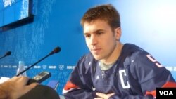 Đội trưởng đội khúc côn cầu Mỹ Zach Parise nói chuyện với các nhà báo ở Sochi, 11/2/14