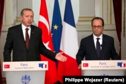 Tổng thống Pháp Francois Hollande (phải) và Tổng thống Thổ Nhĩ Kỳ Tayyip Erdogan tại một cuộc họp báo chung ở Điện Elysee ở Paris, 31/10/2014.