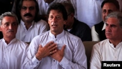 عمران خان پریس کانفرنس کر رہے ہیں