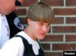 Cảnh sát bắt giữ nghi phạm 21 tuổi Dylann Roof ở Shelby, North Carolina hôm 18/6/2015.