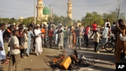 Người dân tụ tập tại hiện trường 1 vụ nổ bom ở Kano, Nigeria, 28/11/2014.