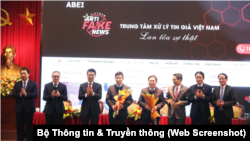 Phó Thủ tướng Vũ Đức Đam và Bộ trưởng Thông tin & Truyền thông Nguyễn Mạnh Hùng cùng các quan chức tại lễ khai trương Trung tâm xử lý tin giả Việt Nam tại Hà Nội hôm 12/1.