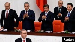 Tổng thống Thổ Nhĩ Kỳ Recep Tayyip Erdogan,(ở dưới bên trái), tham dự buổi tranh luận đánh dấu ngày quốc hội được triệu tập trở lại sau thời gian nghỉ họp mùa hè, 1/10/2014.