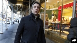 Michael Cohen, cựu luật sư của TT Trump, rời căn hộ của ông trên đại lộ Park ở New York, ngày 7/12/2018. Phe công tố đang cân nhắc liệu có nên bỏ tù ông, và nếu có, bao nhiêu năm? (AP Photo/Richard Drew)