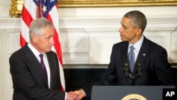 Tổng thống Hoa Kỳ Barack Obama và Bộ trưởng Quốc phòng Chuck Hagel trong trong buổi loan báo từ chức của ông Hagel, 24/11/14