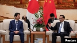 Thủ tướng Nhật Shinzo Abe được Thủ tướng Trung Quốc Lý Khắc Cường tiếp đón