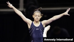 Kyla Ross tập bài biểu diễn cầu thăng bằng chuẩn bị cho cuộc thi tranh suất dự Olympic, ngày 27/6/2012, ở San Jose, California.