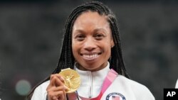 Vận động viên Allyson Felix của Mỹ với huy chương vàng mộn điền kinh nội dung tiếp sức nữ 4 x 400 mét tại Thế vận hội Tokyo, ngày 7 tháng 8, 2021.