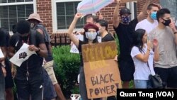 Một người Mỹ gốc Á tham gia biểu tình Black Lives Matter đòi bình đẳng cho người Mỹ da đen ở Washington DC. Có một sự tranh luận về chủng tộc trong cộng đồng gốc Á sau cái chết của George Floyd đó có sự liên quan của một cảnh sát gốc Hmong.