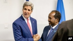 Ngoại trưởng John Kerry gặp Tổng thống Hassan Sheikh Mohamud tại sân bay Mogadishu, Somalia, ngày 5/5/2015.