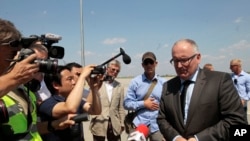 Ngoại trưởng Hà Lan Frans Timmermans nói chuyện với các nhà báo về vụ máy bay lâm nạn MH-17