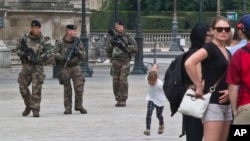 Binh lính Pháp tuần tra kim tự tháp kính ở bảo tàng Louvre ở Paris, ngày 18 tháng 8 năm 2016.