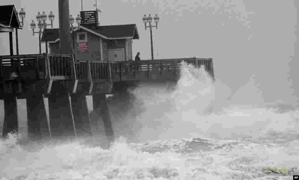 S&oacute;ng lớn đập v&agrave;o cầu t&agrave;u ở Nags Head, North Carolina, ng&agrave;y 27/10/2012 trong l&uacute;c b&atilde;o Sandy di chuyển tới v&ugrave;ng bờ đ&ocirc;ng Hoa Kỳ. 