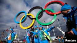 Những người tình nguyện làm việc tại Công viên Olympic ở Sochi, 6/2/14