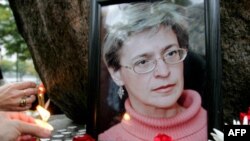 Nhà báo Nga Anna Politkovskaya bị bắn chết trong cầu thang máy tại khu căn hộ của bà vào tháng 10 năm 2006