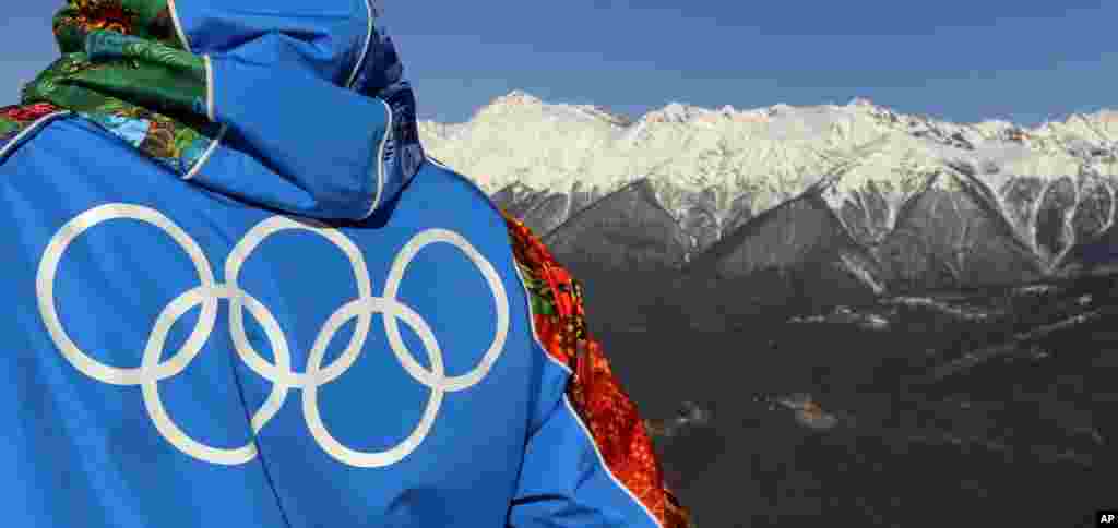 Dãy núi Caucasus nhìn từ đường trượt băng Alpine trước Thế vận hội Sochi 2014, ngày 4/2/2014.