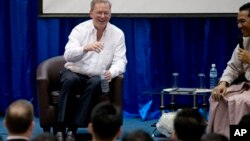 Chủ tịch công ty Google Eric Schmidt nói chuyện với các sinh viên tại đại học kỹ thuật ở Rangoon, Miến Điện, 22/3/13