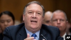 Sekretè Deta Mike Pompeo pananlit ap fè depozisyon li devan Komisyon Afè Etranjè Sena a pou l te reponn kesyon spesifik palmantè yo genyen sou yon rankont Prezidean Donald Trump's te genyen ak lidè Larisi a, Vladimir Putin, nan vil Helsink, Fenland. ( Foto: AP/J. Scott Applewhite, Washington, 25 jiy♪8 2018). 