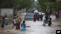 Bão Isaac quét trên toàn miền nam sáng sớm thứ Bảy ở bán đảo Haiti, dập tắt một thành phố vốn dễ bị lụt lội và thêm vào những đau khổ của một quốc gia nghèo vẫn đang cố gắng phục hồi từ trận động đất năm 2010