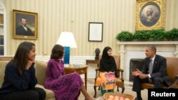 Tổng thống Obama, cùng với đệ nhất phu nhân Michelle và con gái Malia, tiếp nhà tranh đấu trẻ Malala Yousafzai (thứ hai từ phải sang) tại Tòa Bạch Ốc hôm thứ sáu (11/10/2013).