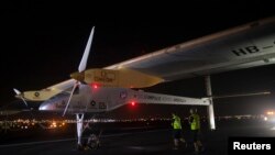 Chiếc Solar Impulse dáp xuống sân bay Kennedy của thành phố New York, ngày 6/7/2013.