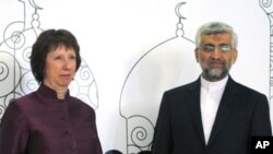 Người đứng đầu chính sách đối ngoại của Châu Âu Catherine Ashton và trưởng đoàn đàm phán của Iran Saeed Jalili trước cuộc họp ở Baghdad, ngày 23/5/2012