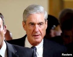 CTV đặc biệt Robert Mueller rời Điện Capitol sau khi gặp gỡ thành viên của Ủy ban Thượng viện về cuộc điều tra liên quan tới nghi vấn Nga thông đồng với chiến dịch bầu cử của ông Trump. Ảnh chụp ngày 21/6/2017. REUTERS/Joshua...