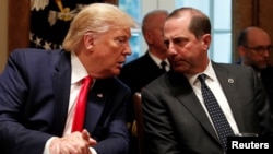 Ông Alex Azar và Tổng thống Trump trong một cuộc họp ở Nhà Trắng.