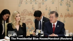 Tổng thống Hàn Quốc Moon Jae-In trao đổi với cô Ivanka Trump trong buổi tiệc tối tại Dinh Ngói Xanh ở Seoul, 23/2/18. 