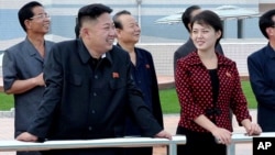 Nhà lãnh đạo Bắc Triều Tiên Kim Jong Un và vợ Ri Sol Ju