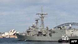 Tư liệu - Chiến hạm HMAS Melbourne neo đậu tại Cảng Sydney vào ngày 6 tháng 3, 2015.